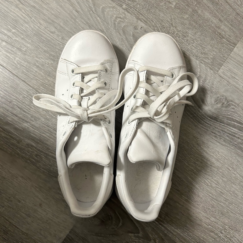 White adidas Stan smiths